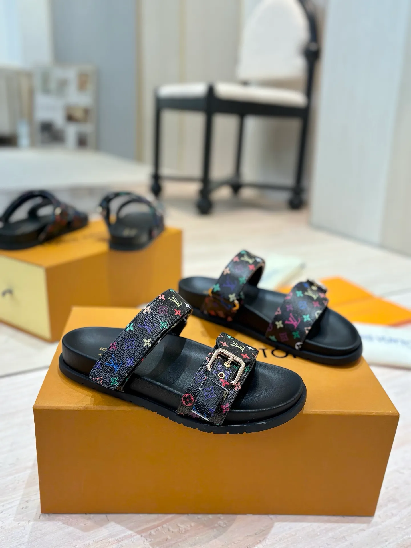 👟👟Ex-factory price 400👟👟 LV 2025 spring and summer new products 🥰 Popular LV donkey brand counters Embossed logo embossed sandals This Pool Pillow Comfort flat sandals are made of technical fabrics and use high-frequency embossing technology to reinterpret the Monogram pattern. Soft padded upper with adjustable Velcro, comfortable and tough insole adds harmonious colors 👍New hard goods, purchasing agent level! Full of high-end feel! A popular model among bloggers at home and abroad, it’s retro and fashionable and looks amazing on your feet! The official website's main recommendation 👍👍 ✅ Upper: waterproof special original fabric ✅ Inner lining: imported mixed sheepskin ✅ Outsole: original molded foam outsole ✅ Number of sizes: women's size 35-45 (women's size 41 men's 38.45, custom-made, non-refundable) ✅ Packaging: full set of drawer boxes ​